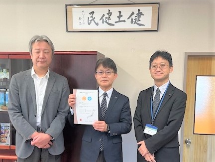 写真：認証書交付の様子