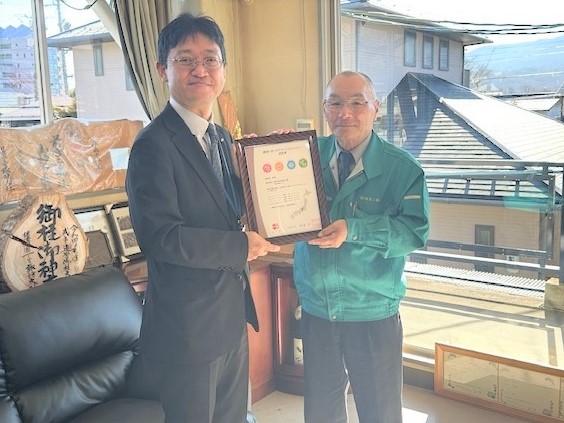 写真：認証書交付の様子