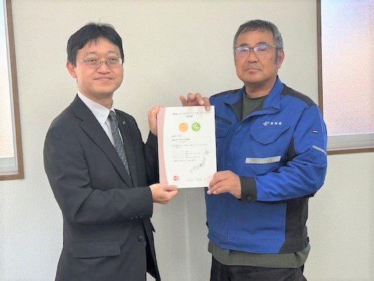 写真：認証書交付の様子