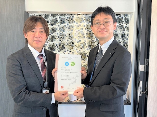 写真：認証書交付の様子