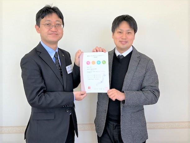 写真：認証書交付の様子