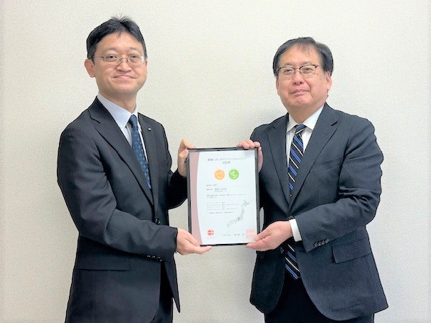 写真：認証書交付の様子