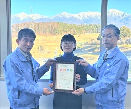 写真：認証書交付の様子