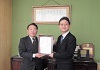 写真：認証書交付の様子