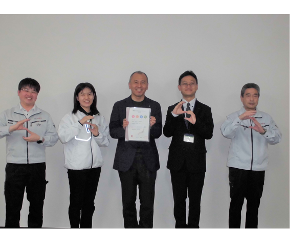 写真：認証書交付の様子