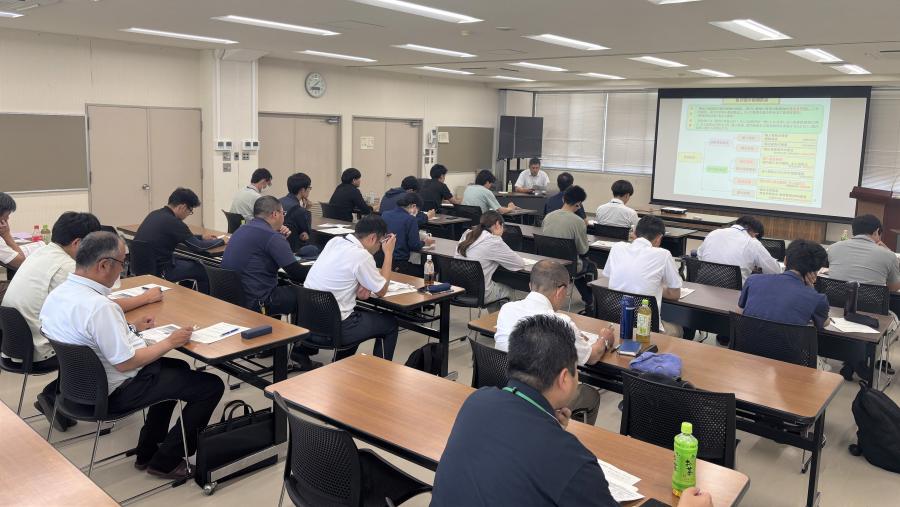 植防法と病害虫防除員の業務を説明（全体研修：野菜花き試験場）