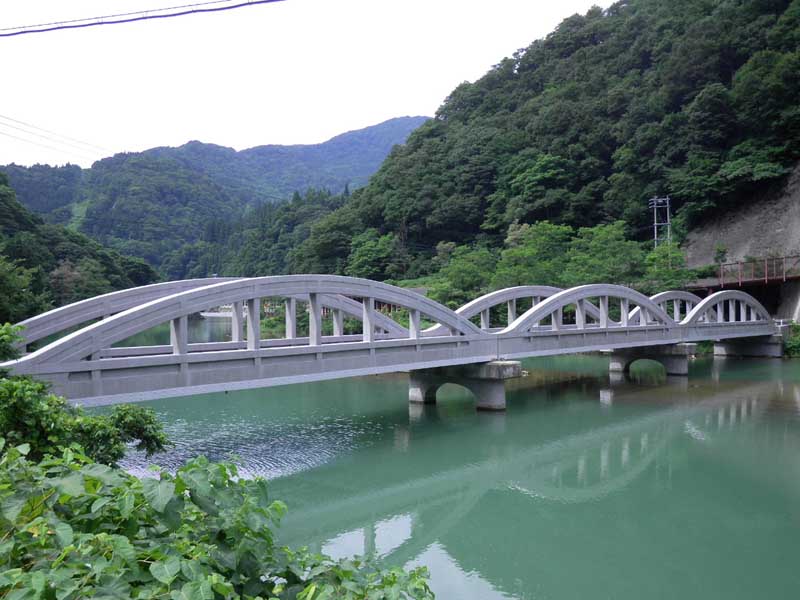補修後の姫川橋
