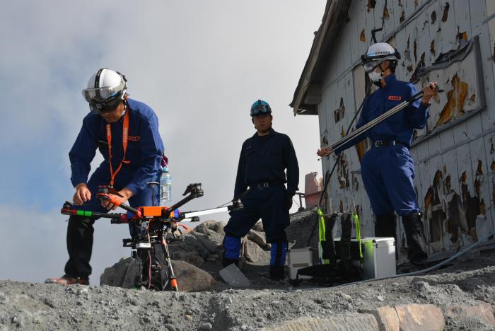 剣ヶ峰山頂で撮影準備