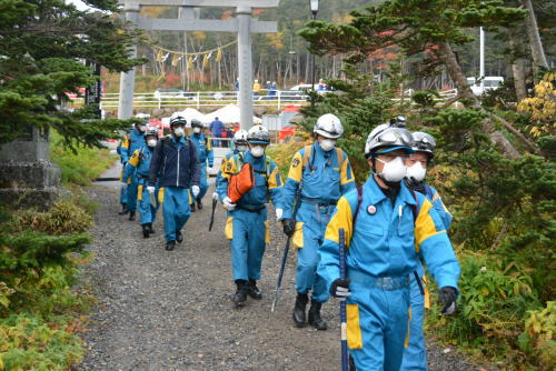 登山口から入山する捜索隊