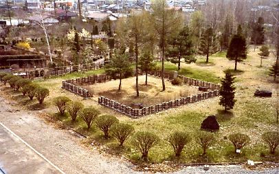 写真：本館前のお手蒔きの松と庭園