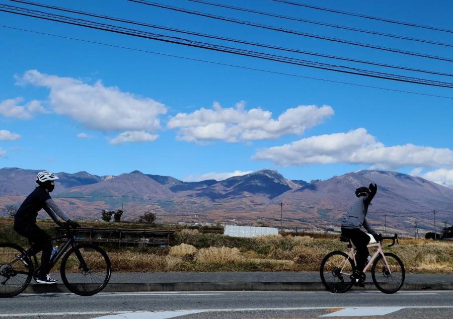 小諸市で浅間山を見ながらサイクリングする様子