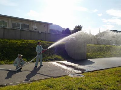 消火栓を使って放水する写真